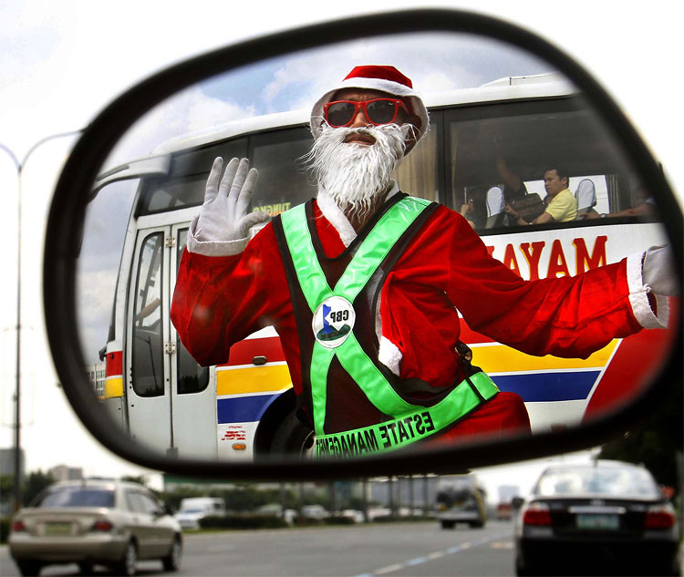 671 Santas of the World 2011