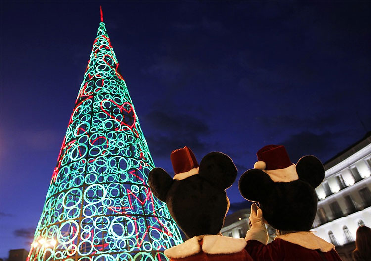 Festivities Begin: Some Arresting Christmas Sights from Around the World 746 Festivities Begin: Some Arresting Christmas Sights from Around the World