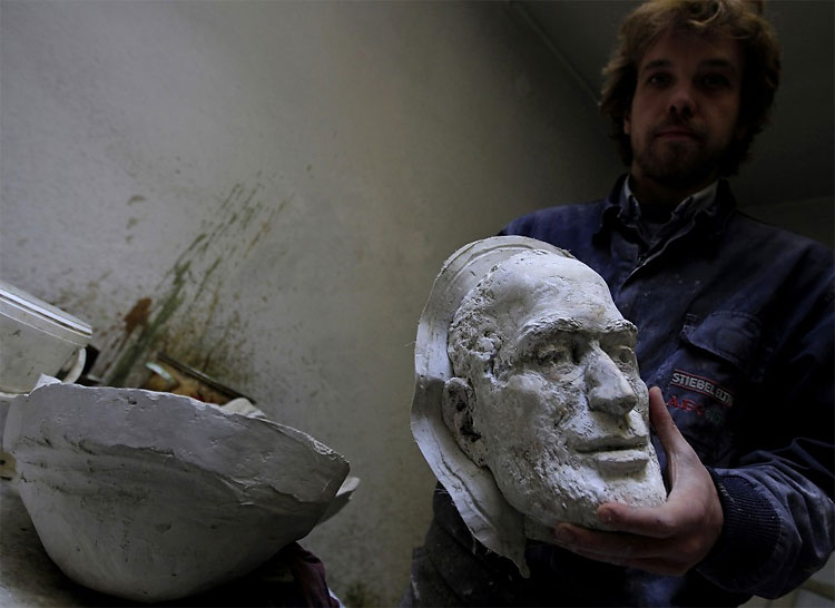 811 pic on Design You Trust 811 Steve Jobs Statue: The Making Of