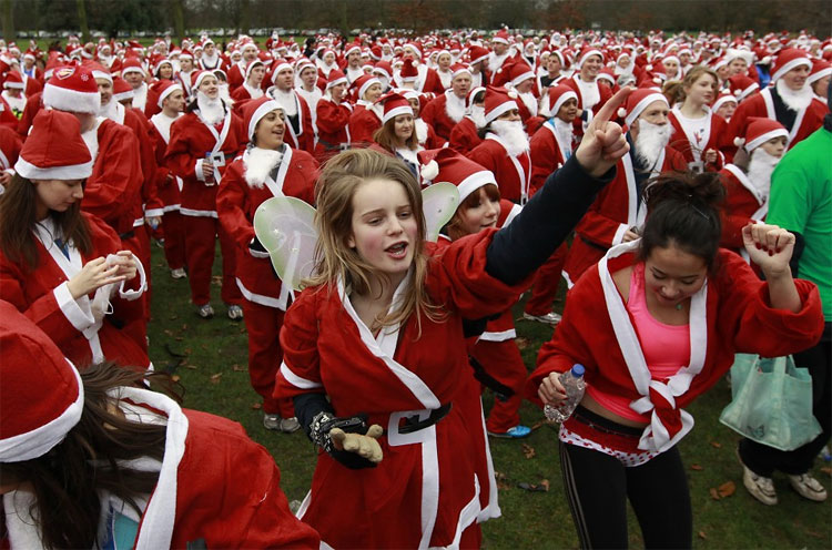 Liverpool Santa Dash 2011: Festive Runners Set World Record 812 Liverpool Santa Dash 2011: Festive Runners Set World Record