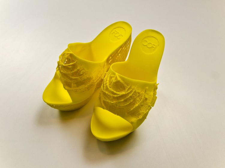 JuneAmbrosShoesTogether FreedomOfCreation web 750x562 pic on Design You Trust JuneAmbrosShoesTogether FreedomOfCreation web 750x562 3D printed high heel shoes kidnapped, with 1.000 Tweets as Ransom
