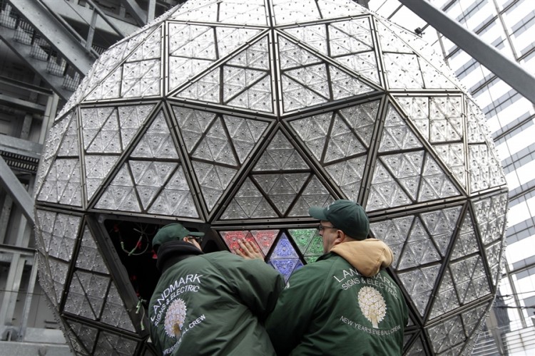 pb 111227 ny ball rs.photoblog900 750x500 pic on Design You Trust pb 111227 ny ball rs.photoblog900 750x500 Times Square New Years Eve Ball being prepared