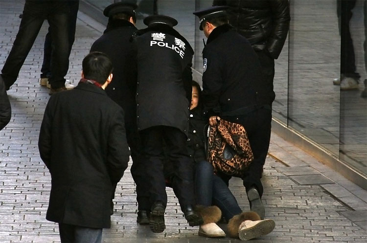 Apple iPhone 4S Sale Cancelled in Beijing Amid Chaos 1105 Apple iPhone 4S Sale Cancelled in Beijing Amid Chaos