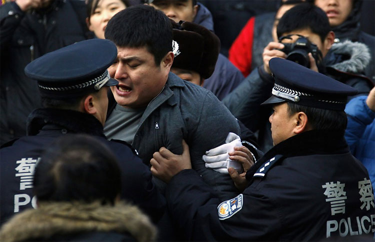 260 Apple iPhone 4S Sale Cancelled in Beijing Amid Chaos