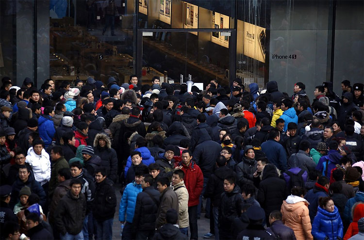 352 Apple iPhone 4S Sale Cancelled in Beijing Amid Chaos