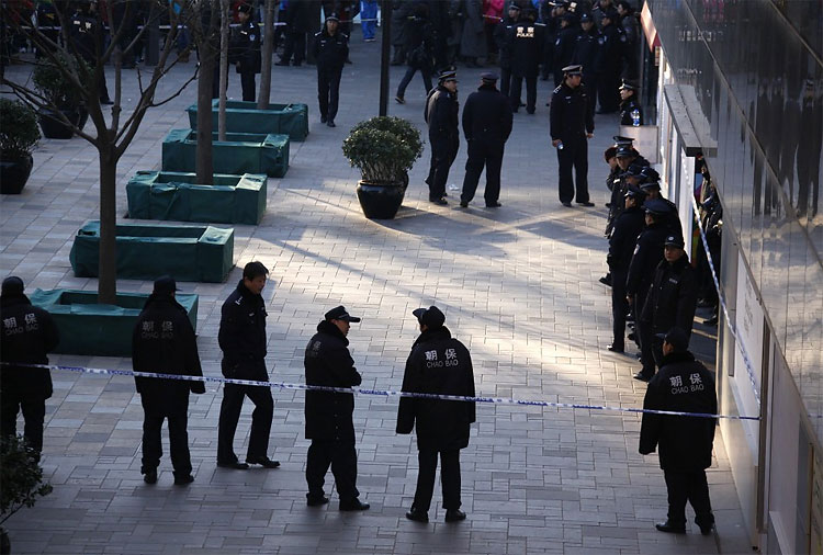 423 Apple iPhone 4S Sale Cancelled in Beijing Amid Chaos