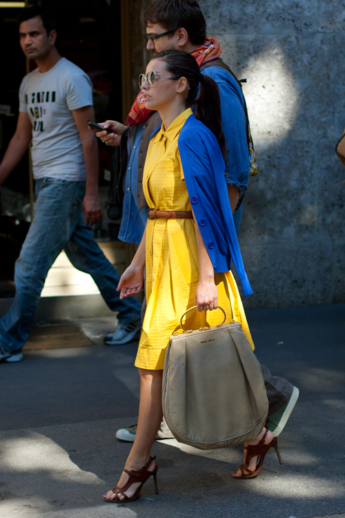 62110GoldBlu 5157Web Woman on street – Milan, Italy