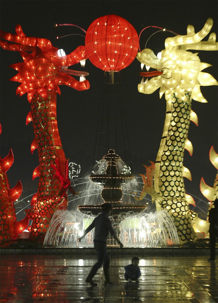 729 Chinese New Year 2012: Pictures of Dragon Decorations in China
