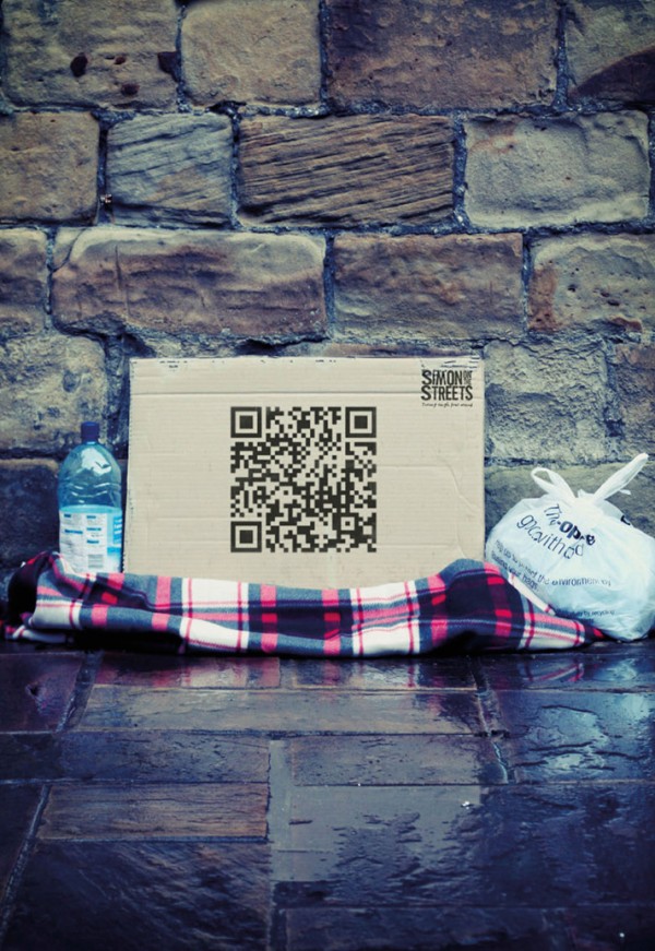 Simon on the streets propaganda agency street marketing ambient alternatif hobbo clochard QR Code charity 1 600x871 Guerilla Marketing for Simon On The Streets !