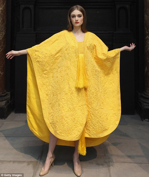 Golden Spider Silk Cape and Scarf on display article 0 116AB38B000005DC 642 634x753 Golden Spider Silk Cape and Scarf on display