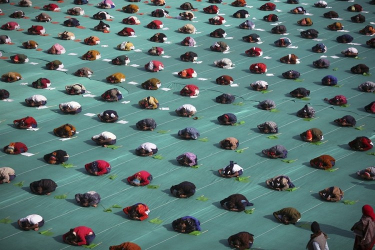 pb 120109 yoga da.photoblog900 750x500 Kids perform yoga en masse in India