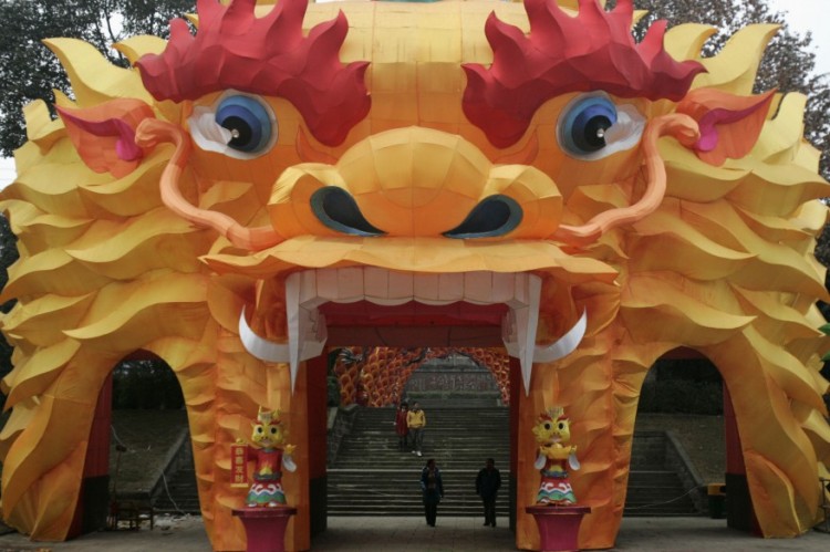 Dragon archway leads into park in Chengdu, China reuters china spring festival 16Jan12 878x585 750x499 Dragon archway leads into park in Chengdu, China