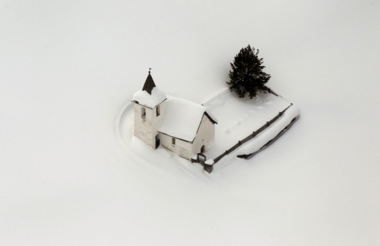 Church in Jenisberg surrounded by snow reuters switzerland snow 23Jan12 878x568 750x485 Church in Jenisberg surrounded by snow