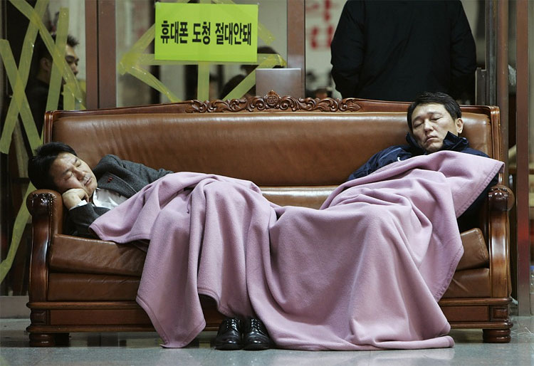 52 Sleepy Politicians in Pictures: Do They Literally Sleep Over Matters?
