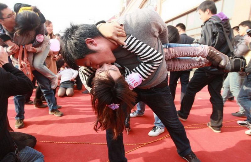 7f636 047 800x519 Competition for the longest kiss in China