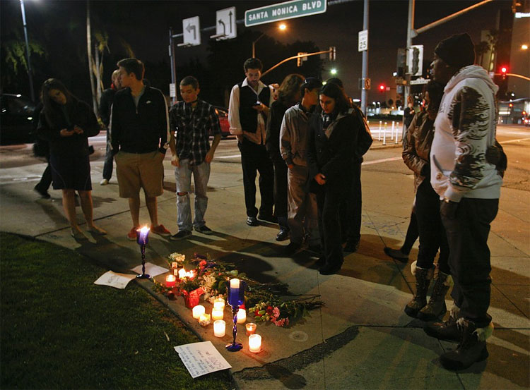 840 Whitney Houston: Tribute to Singer, Photos of Memorials and Mourners