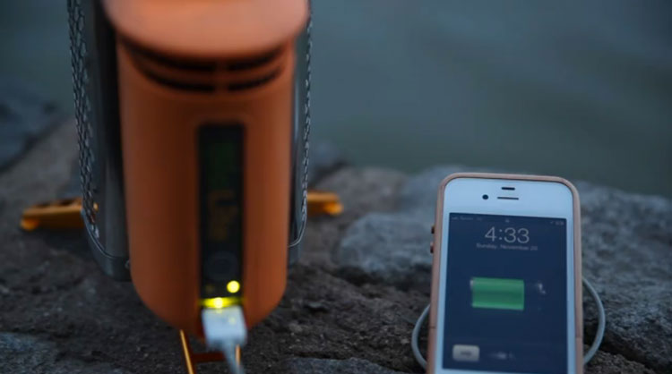 DYT biolite recharger iphone avec bois 2 Recharge your iPhone with wood