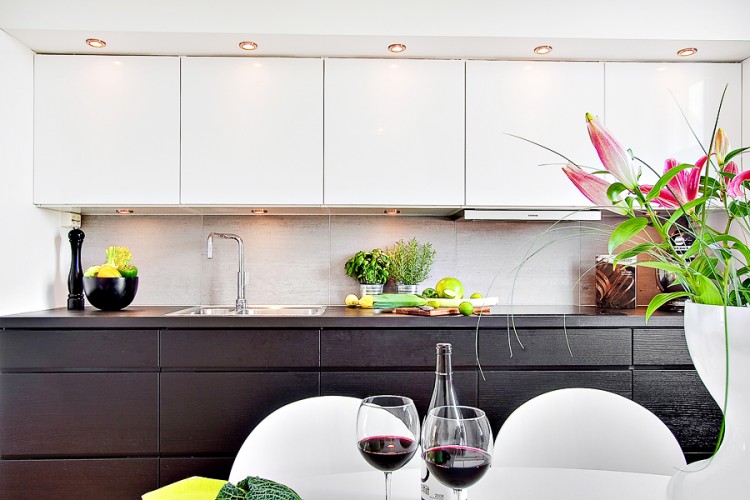 A white apartment with colorful elements Frejag4b Risdahl Del2 0087 750x500 A white apartment with colorful elements