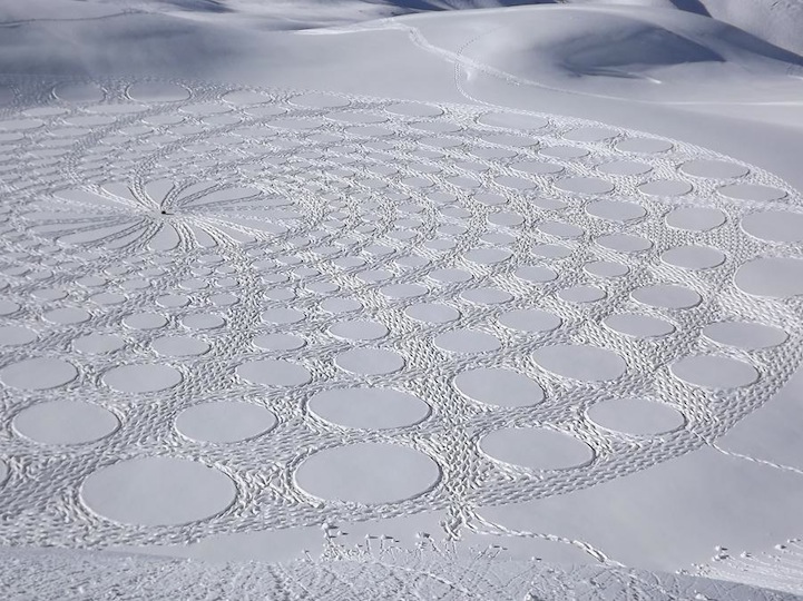 Man Walks All Day to Create Spectacular Snow Patterns SimonBeck02 Man Walks All Day to Create Spectacular Snow Patterns