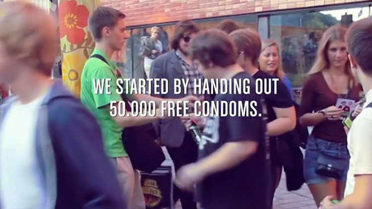 condom08 2 The QR code, best cure against AIDS?