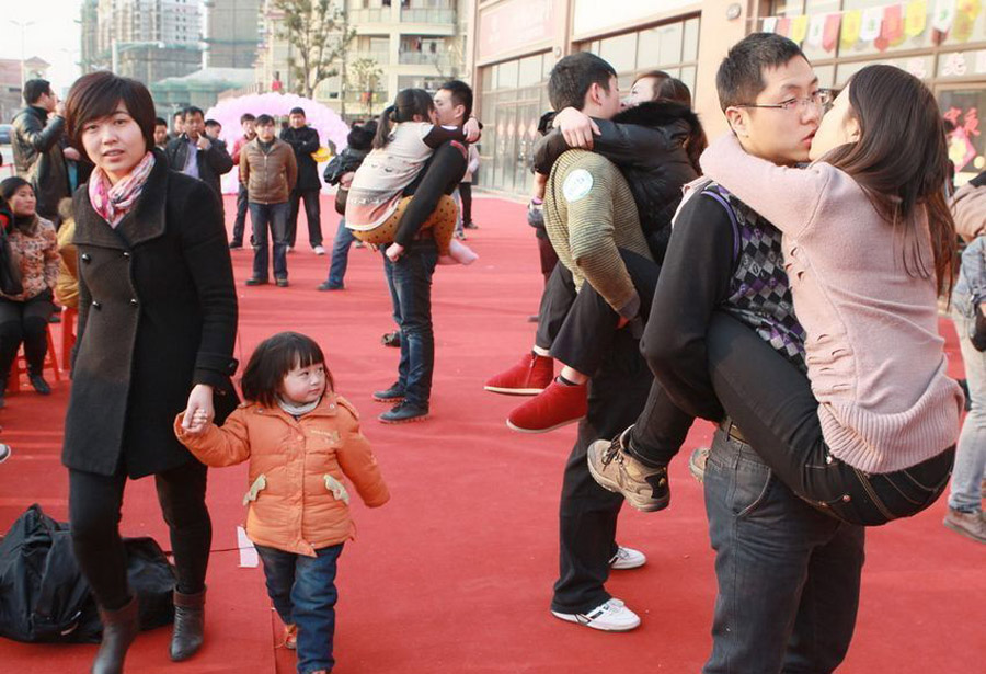 f4ca3 0229 Competition for the longest kiss in China
