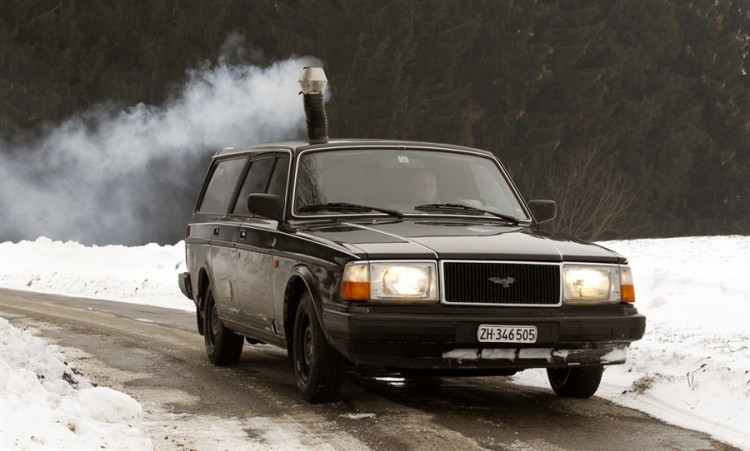 pb 120209 volvo woodburning stove 02.photoblog900 750x451 The man who installed a stove in his Volvo