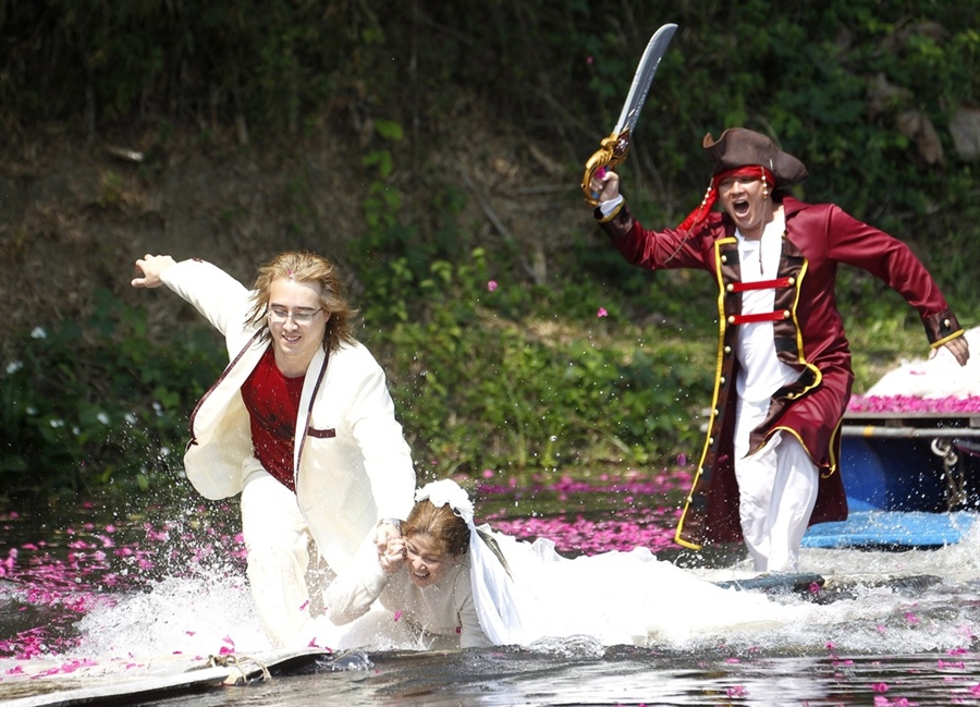 pb 120213 thailand weddings 02.photoblog900 Pirate weddings for Valentines Day in Thailand