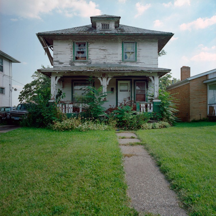 09150402 18 xl1 750x750 Abandoned House Photography by Kevin Bauman
