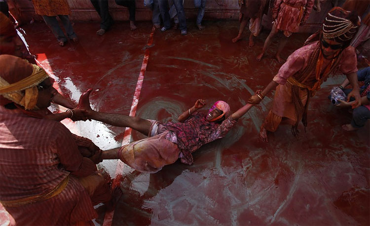 Lathmar Holi: It’s Playtime for Men and Women in an Indian Village 1111 Lathmar Holi: It’s Playtime for Men and Women in an Indian Village