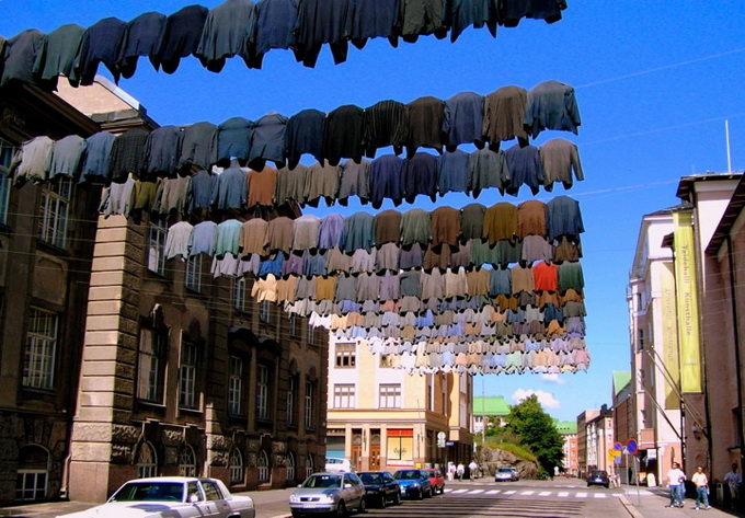 Kaarina Kaikkonen hangs laundry to create art