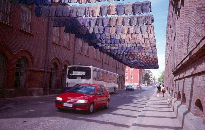  Kaarina Kaikkonen hangs laundry to create art