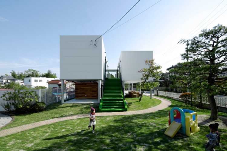 Japanese Home with Miniature Golf Course Gold Course House 2 750x499 Japanese Home with Miniature Golf Course