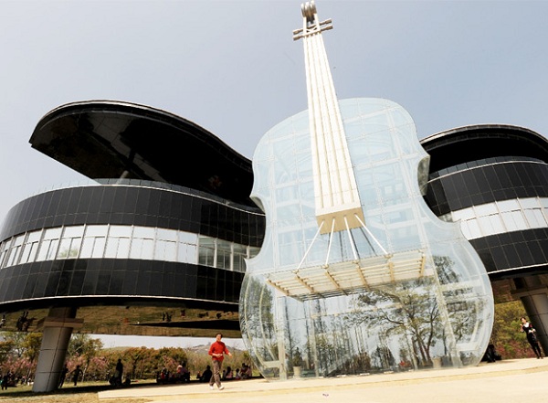 Piano House 2 Massive Piano House with Transparent Violin