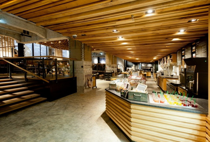 fc1ee sa 050312 01 940x627 Starbucks ‘The Bank’ Concept Store in Amsterdam