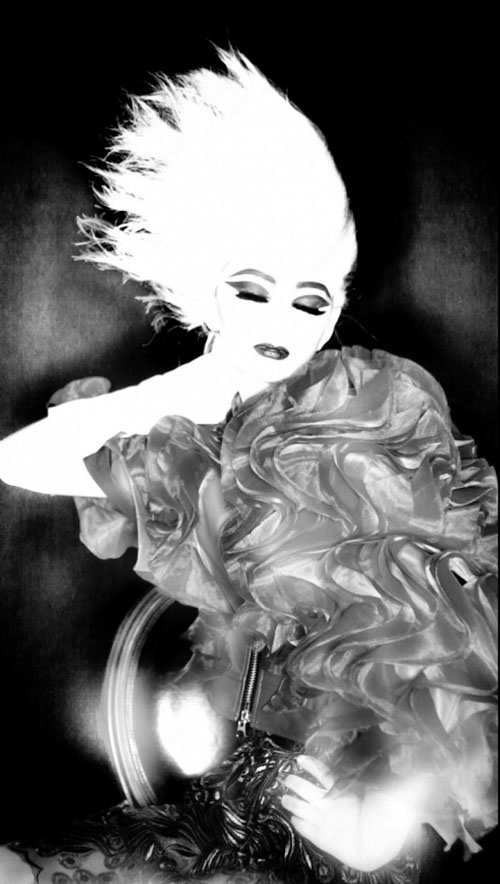 from jazz age to space age by nick knight w2012 3 579x1024 pic on Design You Trust from jazz age to space age by nick knight w2012 3 579x1024 From Jazz Age to Space Age