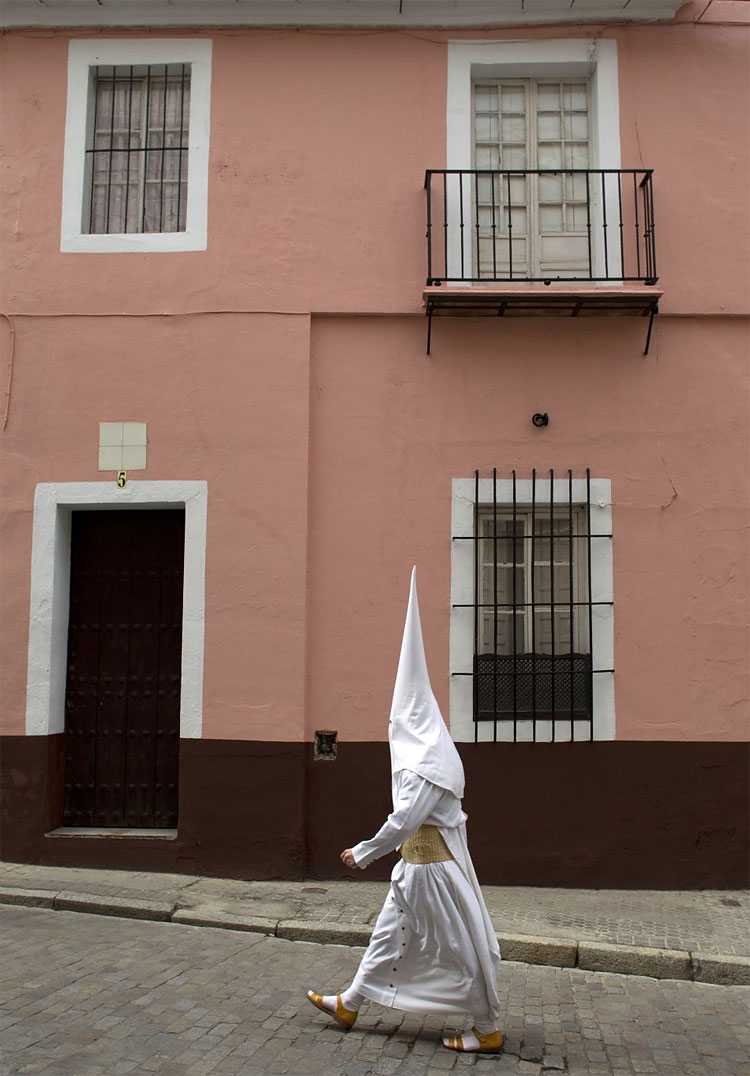 La Candelaria in Spain: Penitents Dress like Members of Ku Klux Klan... for the Past 500 Years 610 La Candelaria in Spain: Penitents Dress like Members of Ku Klux Klan... for the Past 500 Years