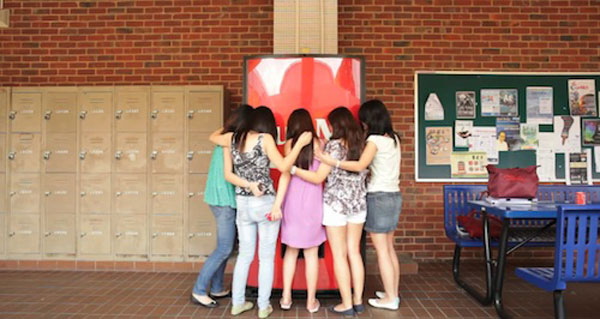 Hugs Coca Cola Vending Machine In Exchange For Free Coke coca cola hug me campaign Hugs Coca Cola Vending Machine In Exchange For Free Coke
