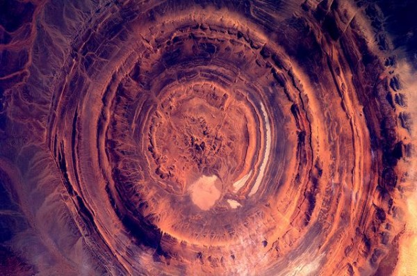cratère de lave Mauritanie 600x397 pic on Design You Trust cratère de lave Mauritanie 600x397 From Space to Earth