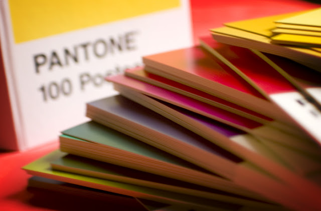 CRW 0761 The 100 pcs Pantone Postcard Box
