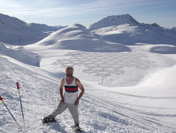 i1a165 Simon Beck’s Snow Art