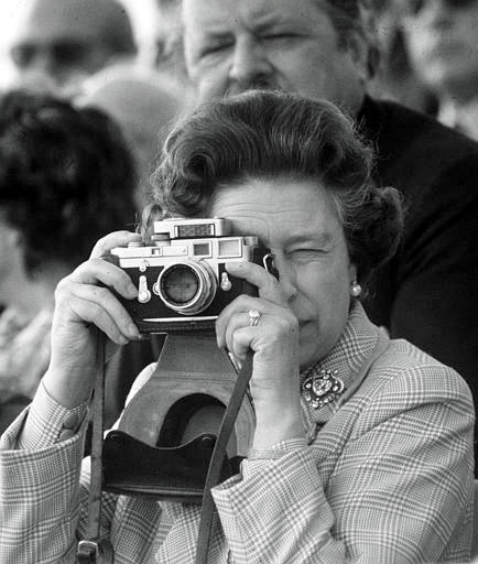 CELEBRITIES WITH VINTAGE CAMERAS (1950s 1970s) i1b35 CELEBRITIES WITH VINTAGE CAMERAS (1950s 1970s)
