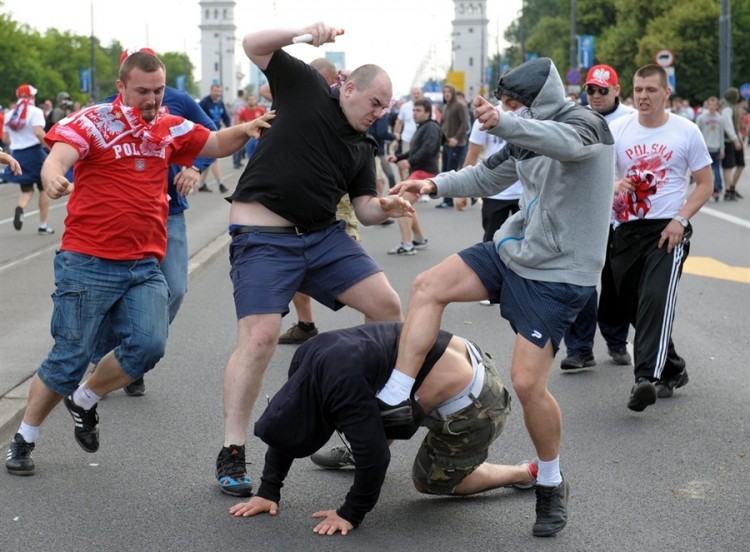 pb 120612 fans jb 01.photoblog900 750x552 Brawl breaks out at Euro 2012 in Warsaw