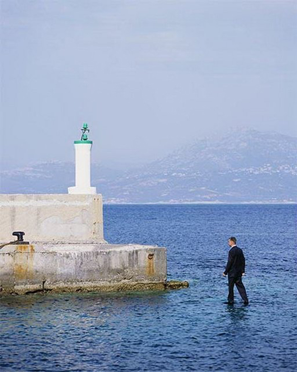surreal photography ramette enpundit 8 Surreal Photography by Philippe Ramette