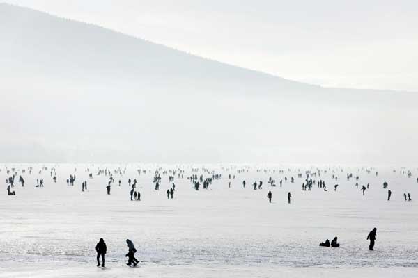 People Enjoy A Frozen, Paradise For Skaters On Frozen Lake 0023ae606e660eb0522c29 People Enjoy A Frozen, Paradise For Skaters On Frozen Lake