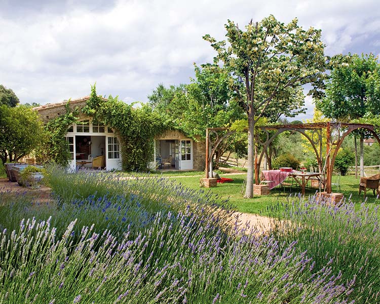 185 Restored 18th century farmhouse by Studio Palau de Casavells