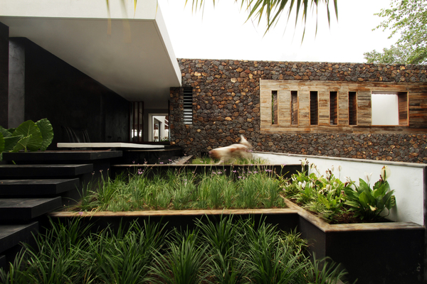 3b310182c09b1ac7a664bbef300cb01b1 West Edge House by No Coffee Architects