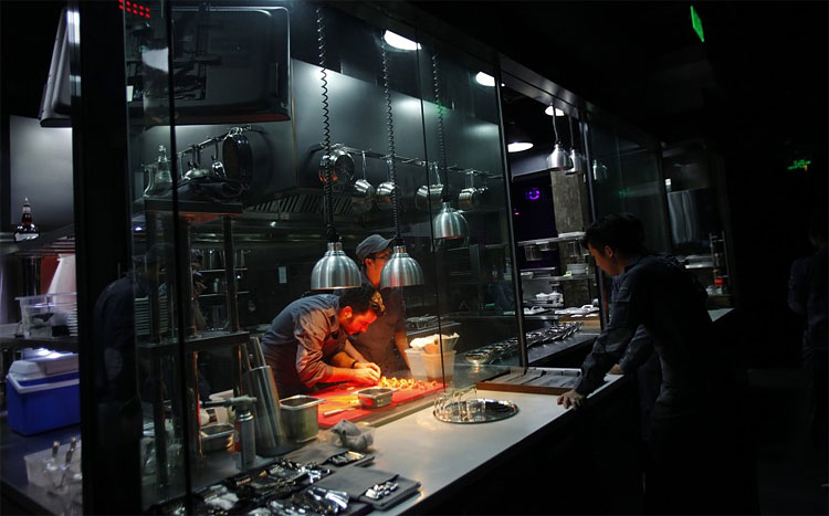 Ultraviolet Restaurant: Shanghai Eatery Pairs Food, Wine, Light, Sound 613 Ultraviolet Restaurant: Shanghai Eatery Pairs Food, Wine, Light, Sound
