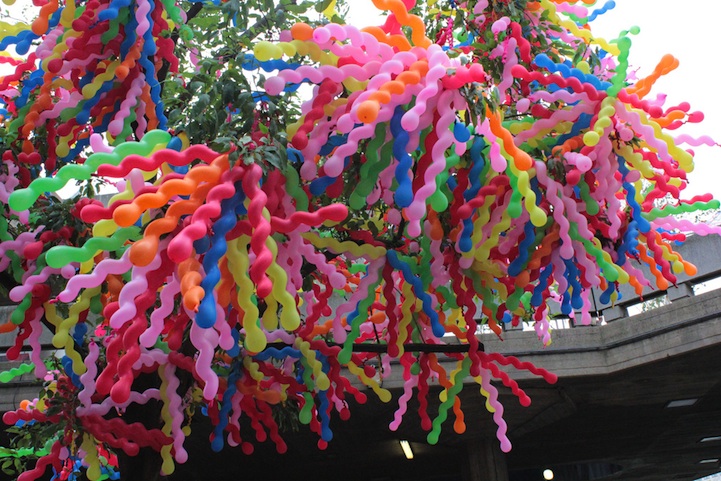 Whimsical Installations Introduce Korean Pop Art to London balloontree07 Whimsical Installations Introduce Korean Pop Art to London