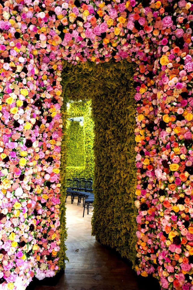 Diors Show Stopping Set of a Million Flowers christiandiorrafsimons01 Diors Show Stopping Set of a Million Flowers