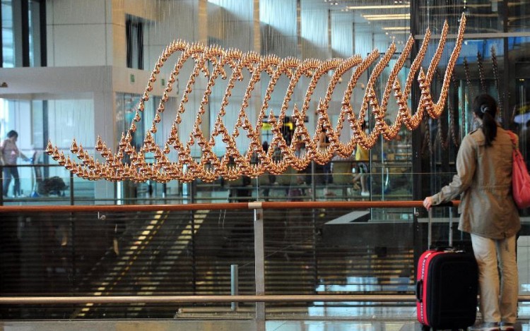 kinetic rain installation3 750x469 Kinetic Rain at Changi International Airport